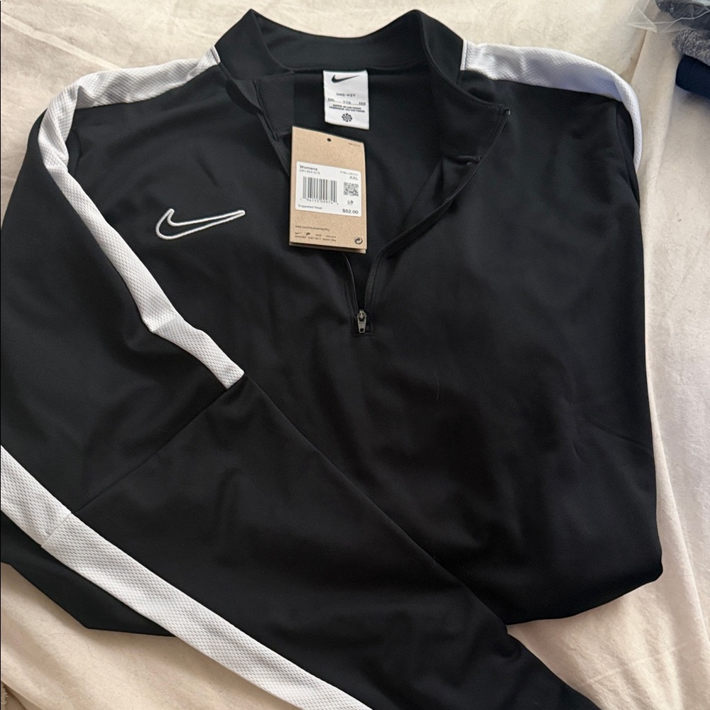New womens Nike Black and White Sports Pullover